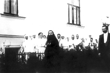 Отец Митрофан и сестры Марфо-Мариинской обители.